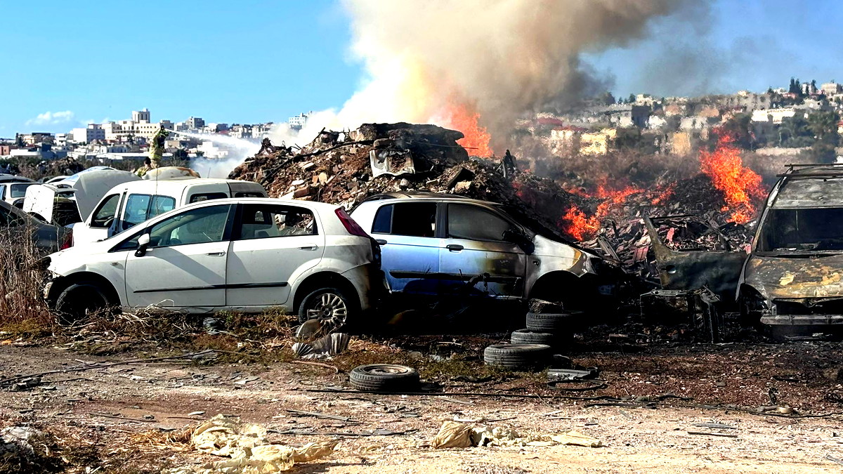حريق كبير داخل محل للخردة في باقة الغربية