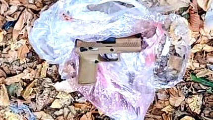 ألقى سلاحه في ساحة منزل جاره.. الناصرة: اعتقال شاب بشبهة حيازة وسائل قتالية