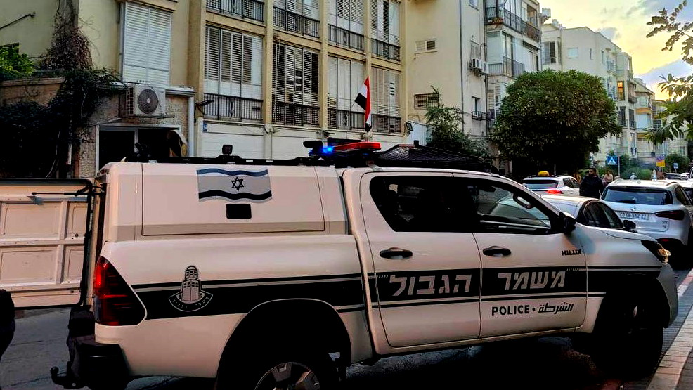 الشرطة: إطلاق نار على سيارة مشبوهة قرب السفارة المصرية في تل أبيب