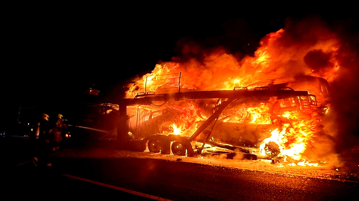 حريق شاحنة على شارع 6 يعطل حركة السير باتجاه الشمال عند مفرق عين توت