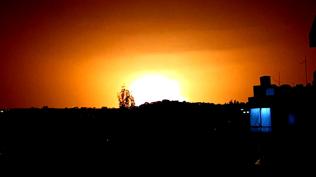 إسرائيل تهاجم مواقع لحزب الله وجمعية أخضر بلا حدود جنوبي لبنان 