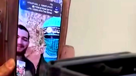 إعلام عبري: مكالمات الأسرى مع عائلاتهم جرت عبر شرائح هاتف إسرائيلية مخصصة للتجسس