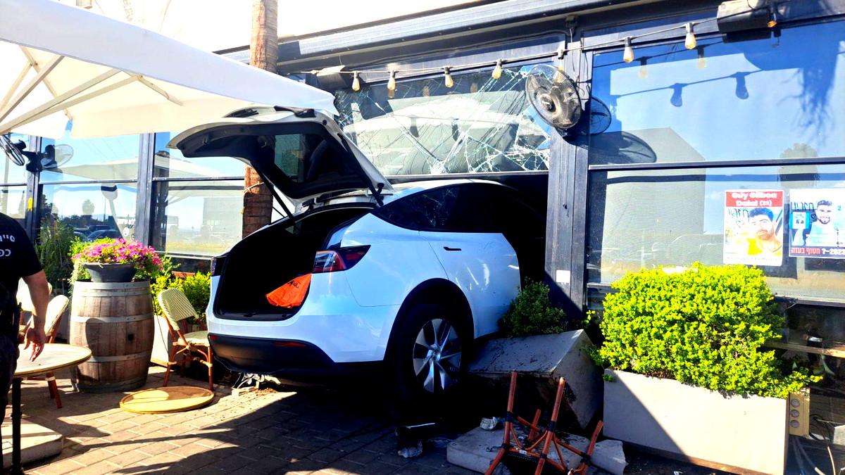 مصرع رجل إثر اصطدام سيارة بمقهى في كفار سابا