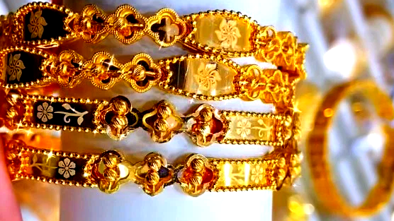 الذهب يسجل أفضل أداء منذ 17 عامًا: الأونصة تتجاوز الـ4300 دولار