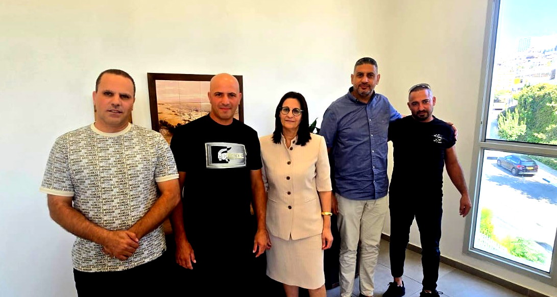 الناصرة: المديرة العامة ناهدة منصور تستقبل شبانًا بادروا بحملة تنظيف في حي بير الأمير 