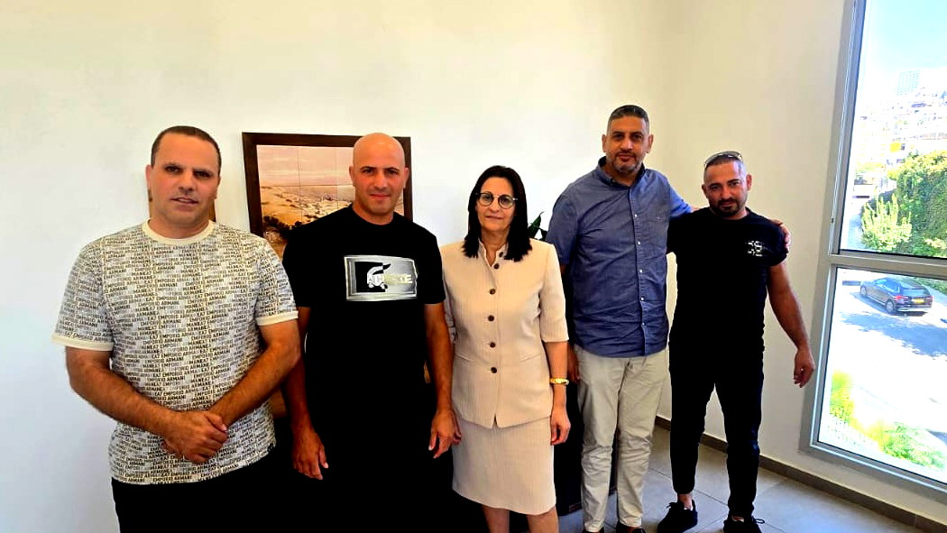 الناصرة: المديرة العامة ناهدة منصور تستقبل شبانًا بادروا بحملة تنظيف في حي بير الأمير