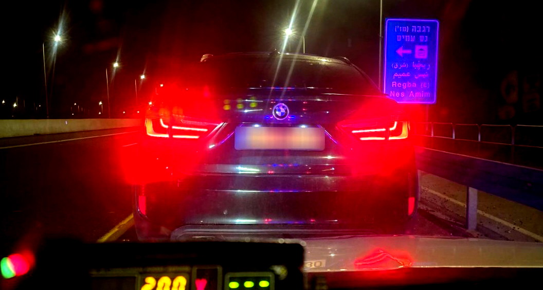 ضبط سائق يقود بسرعة مفرطة بلغت 200 كم/س في الشمال