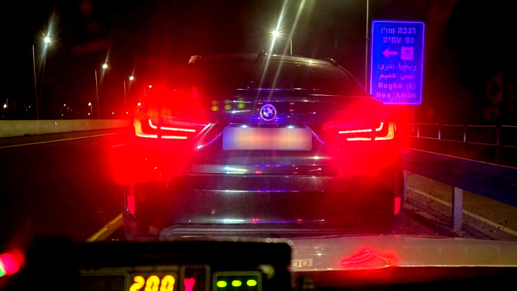 ضبط سائق يقود بسرعة مفرطة بلغت 200 كم/س في الشمال