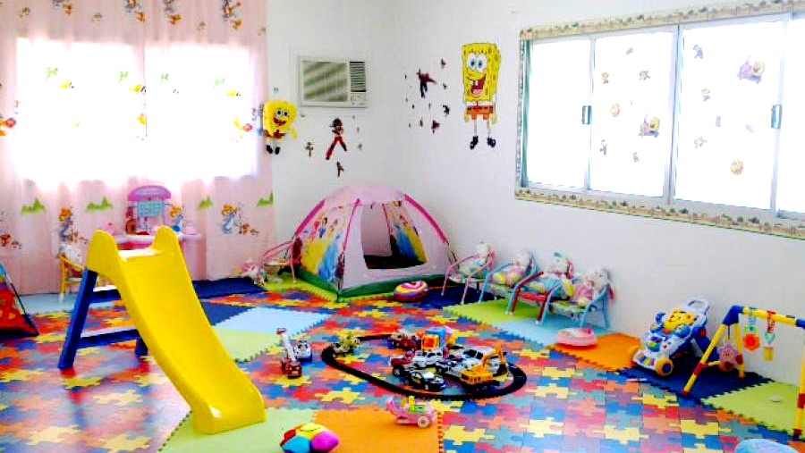 الرينة:السجن المشروط والتعويضات على مربيتين بعد اعترافهما بإساءة معاملة الأطفال والاعتداء عليهم في حضانة 