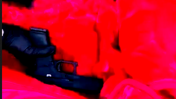  ألقى مسدسًا ملفوفًا ببطانية من نافذة منزله..اعتقال شاب(27 عاما) من الكعبية لحيازته مسدس