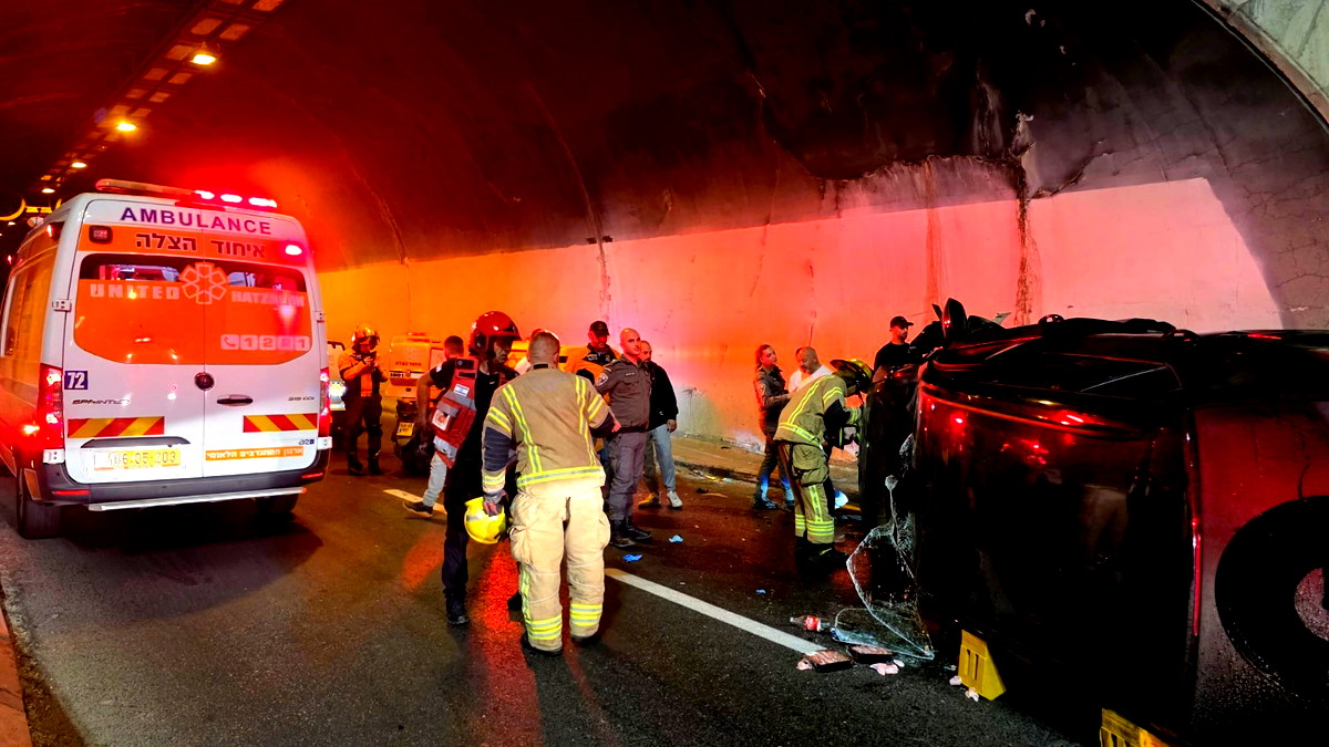 القدس: إصابة شاب بجراح متوسطة إثر انقلاب سيارة