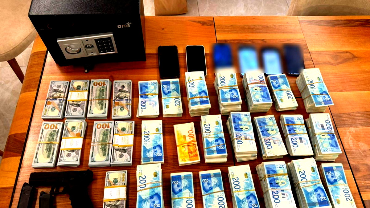 توثيق بالفيديو| اعتقال شخصين بعد ضبط أكثر من 1.4 مليون شاقل نقدًا وقطعة سلاح خلال نشاط للشرطة بإحدى بلدات الشّمال