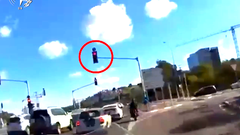 توثيق بالفيديو| قاد بدون رخصة وبعكس اتجاه السير! لائحة اتّهام بحقّ شاب (24 عامًا) من بلدة كفرمندا