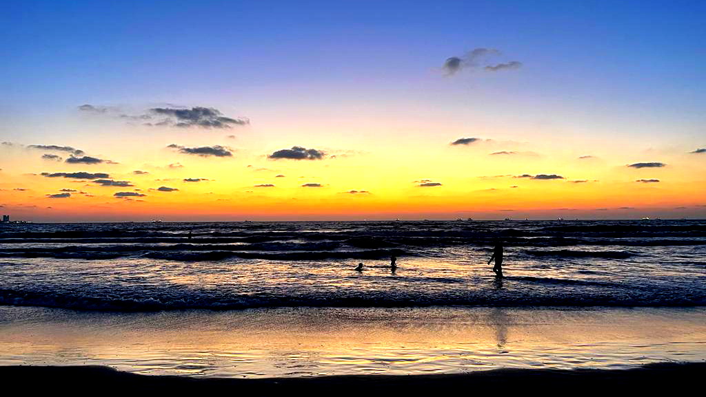 حالة الطقس: أجواء حارة ولا يطرأ تغيير على درجات الحرارة