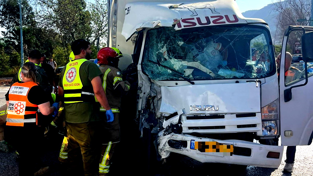 إصابة خطيرة بحادث بين سيارة وحافلة قرب كريات شمونة