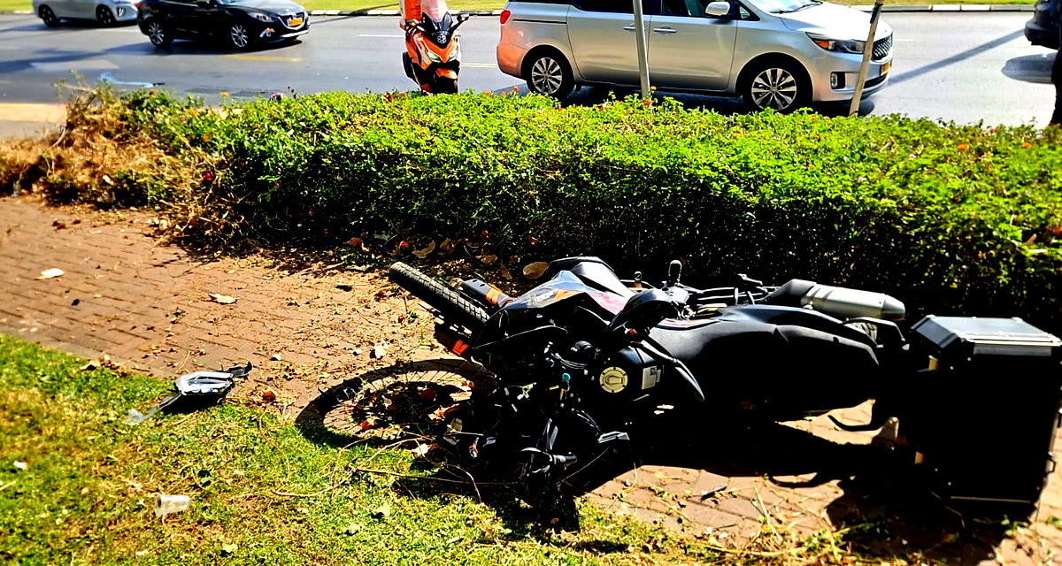 بات يم: إصابة سائق دراجة نارية (22 عامًا) بجروح خطيرة جرّاء حادث سير ذاتي