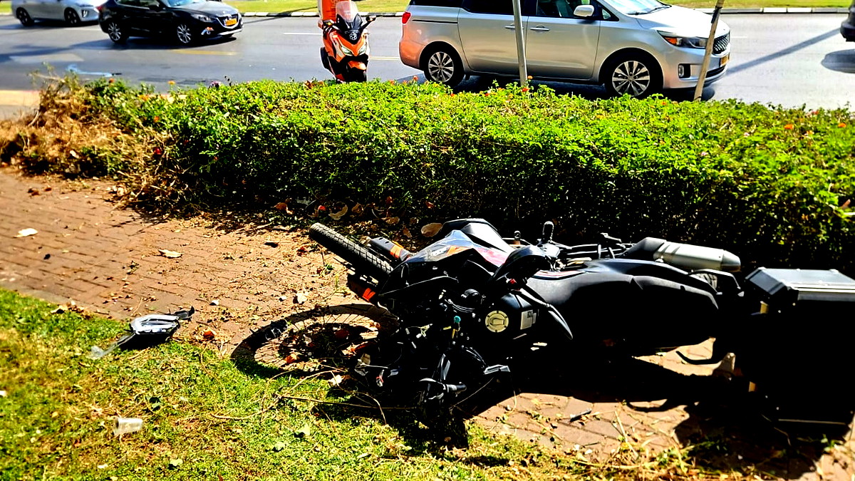 بات يم: إصابة سائق دراجة نارية (22 عامًا) بجروح خطيرة جرّاء حادث سير ذاتي