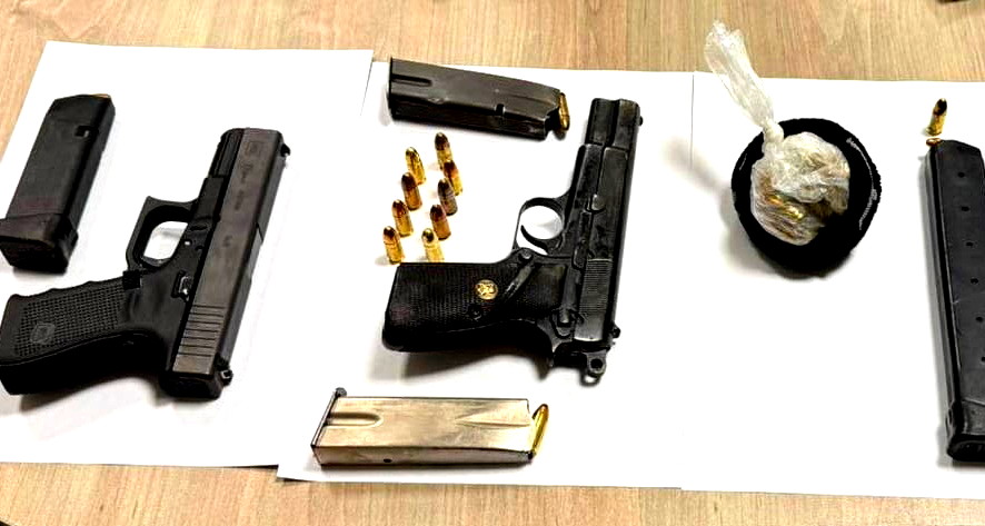 قبل تنفيذ جريمة في إطار صراع دموي في جديدة المكر: ضبط 5 مسدسات وذخيرة مخبأة واعتقال مشتبهين