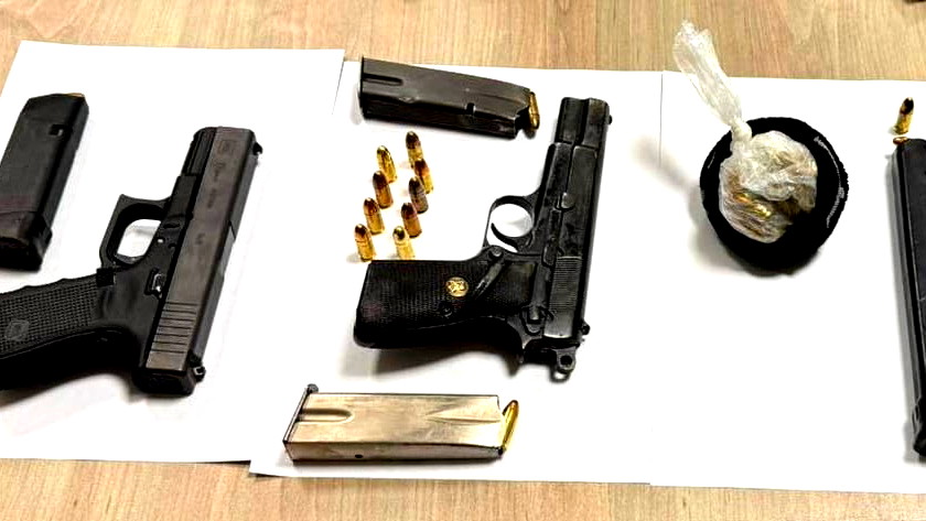 قبل تنفيذ جريمة في إطار صراع دموي في جديدة المكر: ضبط 5 مسدسات وذخيرة مخبأة واعتقال مشتبهين