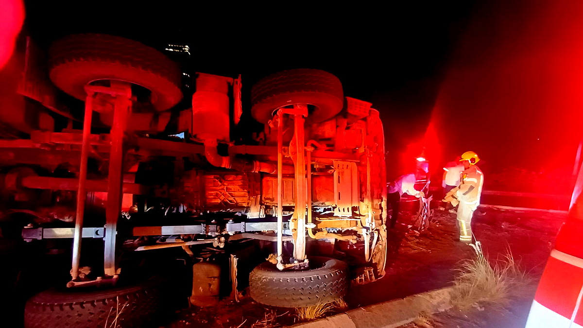 شارع 2: تخليص شخص عالق جراء انقلاب خلاط باطون قرب هرتسليا