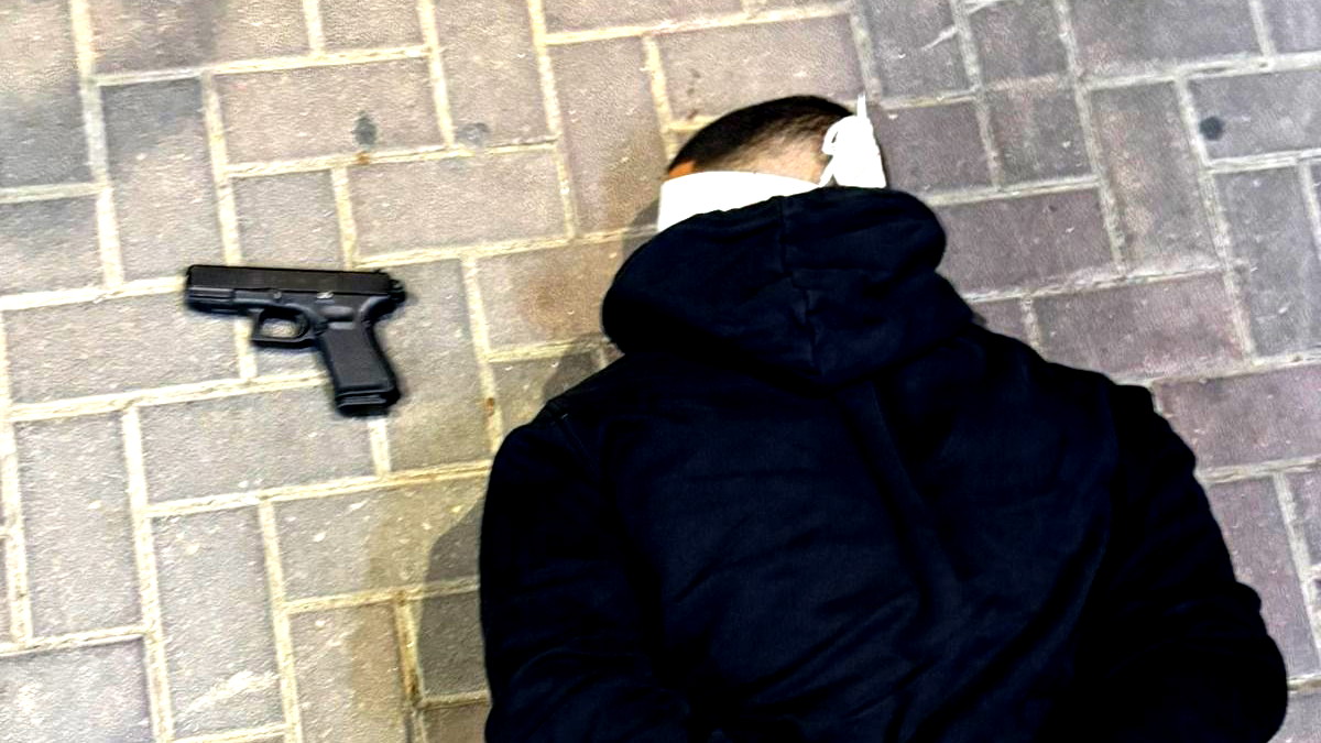 خلال عملية ميدانية لمكافحة الجريمة والعنف في الرملة: الشرطة تلقي القبض على قاصر (16 عامًا) بحوزته مسدس