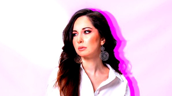 ميرنا كوزا تشعل الساحة الغنائية بـ «ميني ألبوم» الحب حلو 