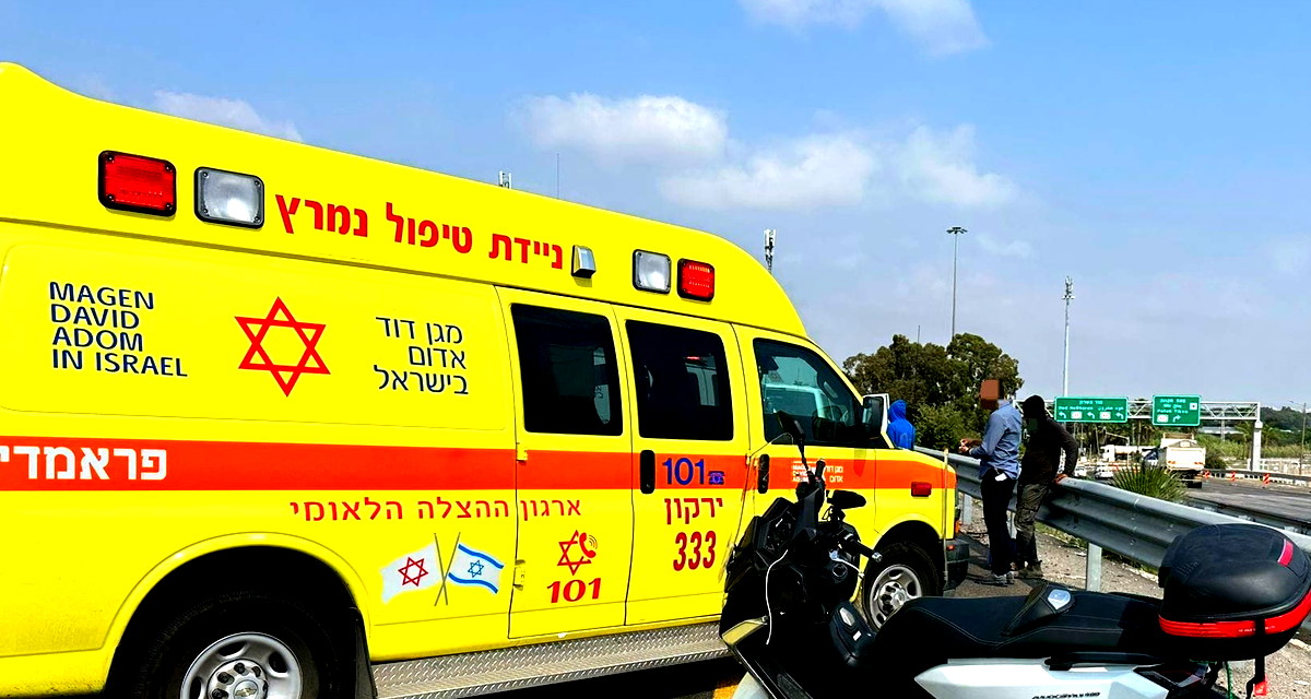 عمليات انعاش لسائق دراجة نارية إثر حادث سير ذاتي على شارع 768 بالقرب من بوريا