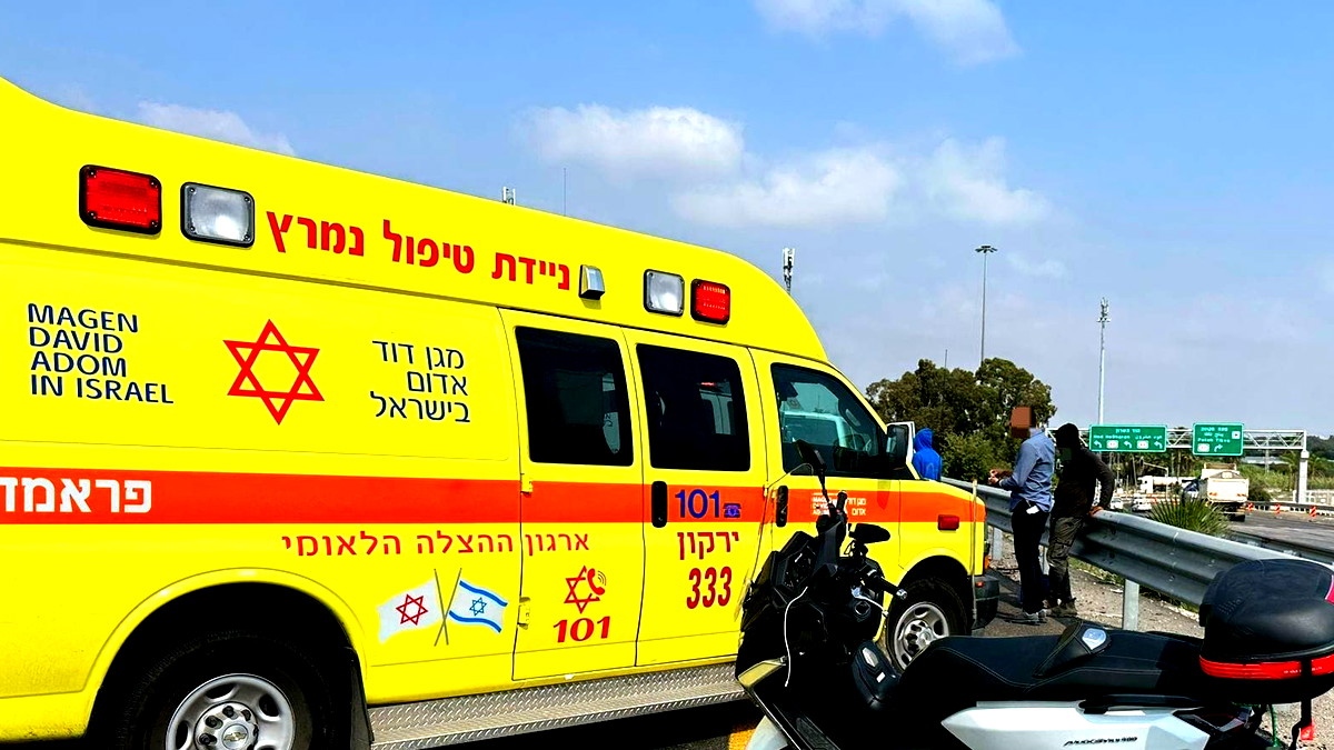 عمليات انعاش لسائق دراجة نارية إثر حادث سير ذاتي على شارع 768 بالقرب من بوريا