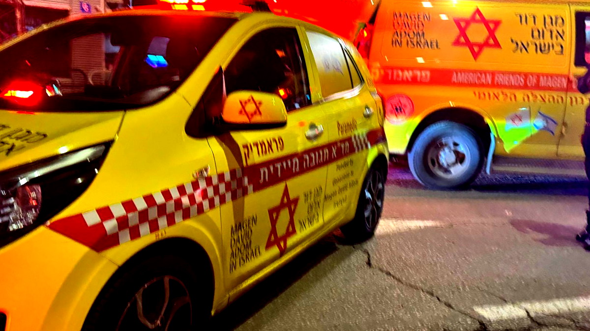 إصابة شاب بجروح خطيرة إثر حادث طرق بين دراجة نارية وسيارة على شارع 444 قرب الطيبة