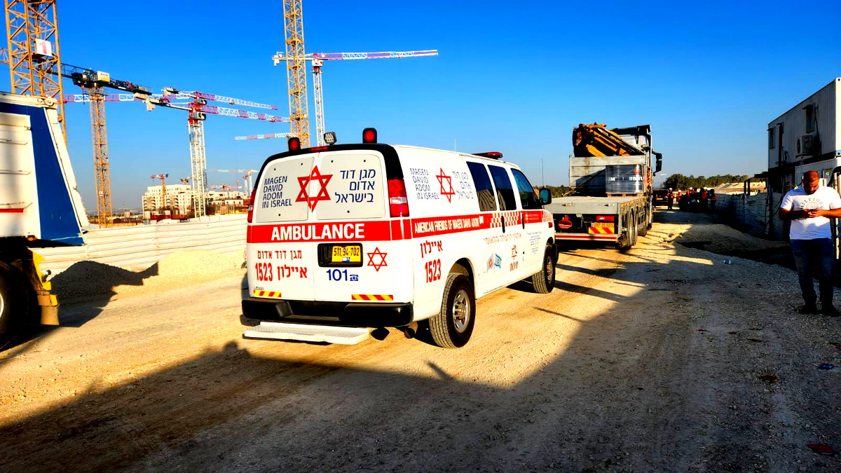 مصرع شخص (45 عاما) في إنقلاب جرافه داخل ورشة بناء في المنطقه الصناعيه نير تسڤي قرب مدينة اللد