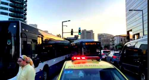 تل ابيب: إصابة شاب(30 عاما) بجراح بالغة الخطورة إثر حادث اصطدام دراجة كهربائية بحافلة