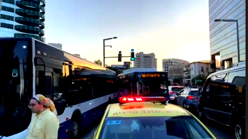 تل ابيب: إصابة شاب(30 عاما) بجراح بالغة الخطورة إثر حادث اصطدام دراجة كهربائية بحافلة