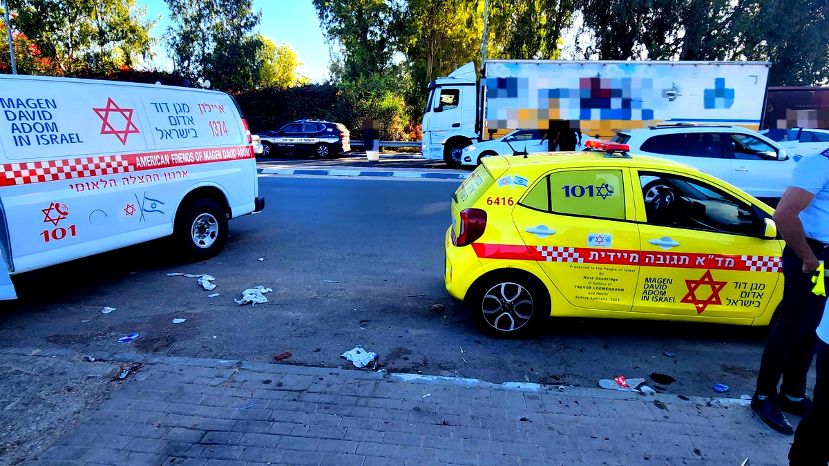  إصابة شاب (33 عامًا) وشابة (24 عامًا) بجروح طفيفة إثر تعرّضهما للطعن في مدينة الرّملة