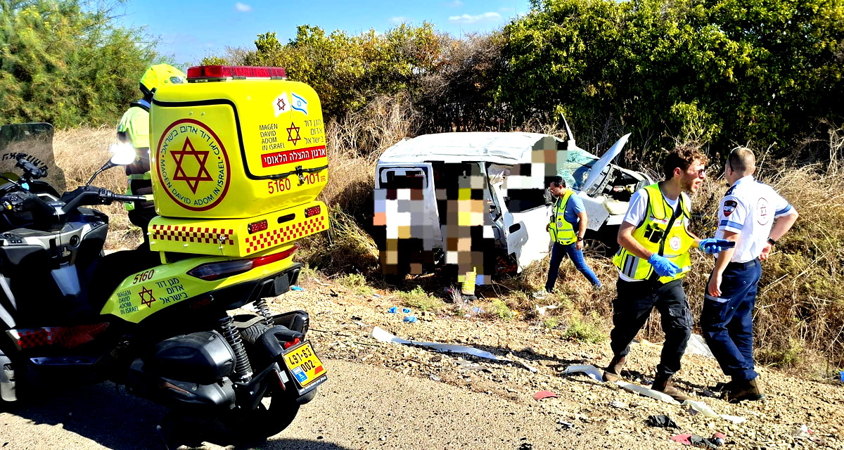 إصابة شاب (30 عامًا) بجروح خطيرة إثر انقلاب مركبة على شارع 44 في منطقة المركز