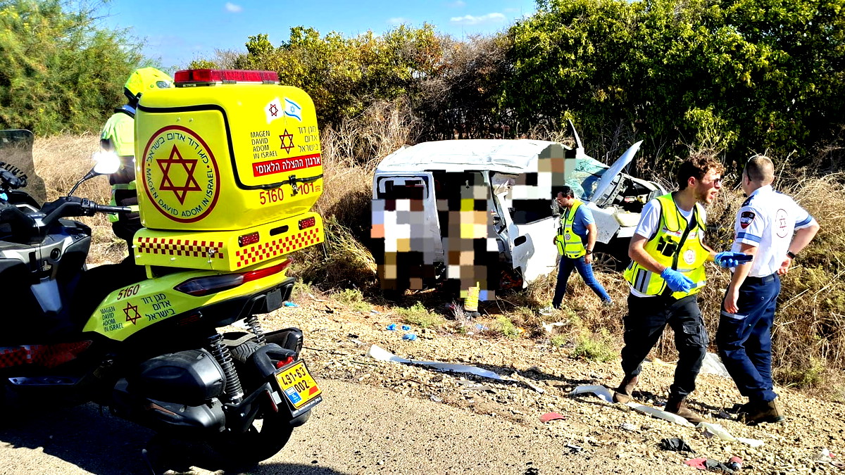 إصابة شاب (30 عامًا) بجروح خطيرة إثر انقلاب مركبة على شارع 44 في منطقة المركز