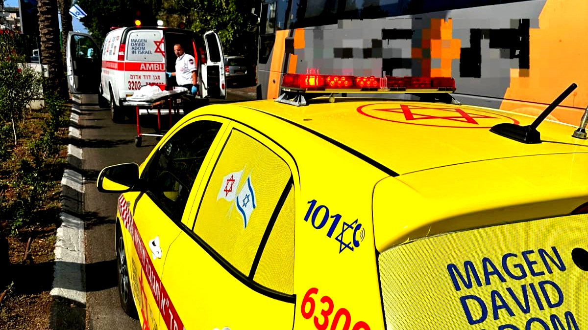 مركز البلاد: إصابة شاب (41 عامًا) بجروح خطيرة إثر حادث طرق وقع بين مركبة ودراجة نارية