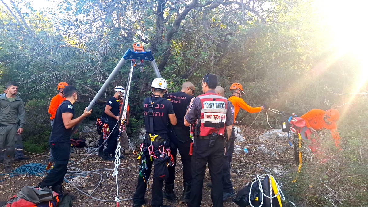 بمساندة المروحيات- تخليص فتى بعد سقوطه في بئر عميقة بمنطقة الكرمل