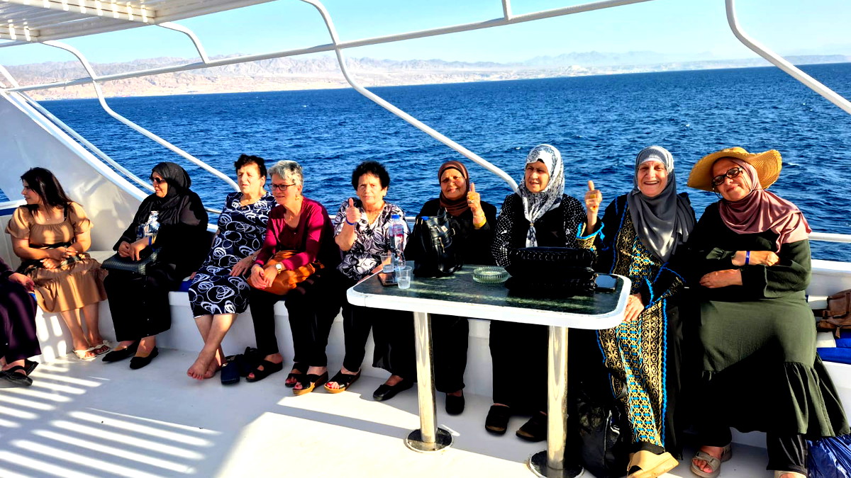 قسم المسنين في دائرة الرفاه الاجتماعي بلدية الناصرة في رحلة استجمامية إلى مدينة طابا 