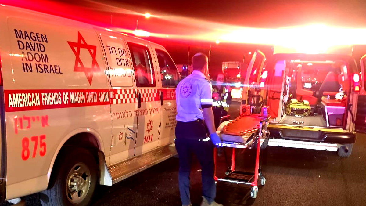 إصابة رجل بجروح بالغة الخطورة وطفل بجروح خطيرة في حادث طرق قرب كتسير