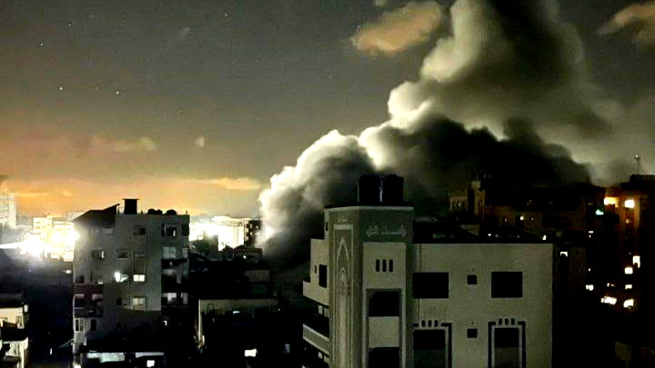 مصادر فلسطينية: ارتقاء أكثر من 100 شخص في غارات إسرائيلية استهدفت منازل وخيام نازحين في قطاع غزة