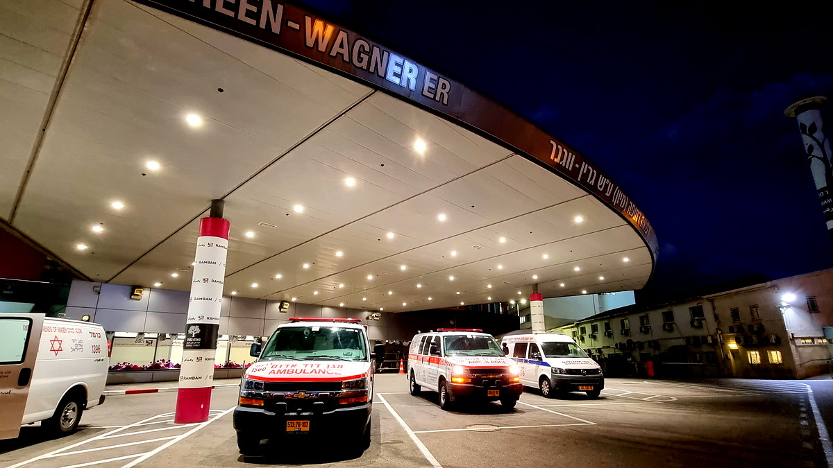 إصابة خطيرة لطفل من ام الفحم اثر سقوطه على جسم حاد 