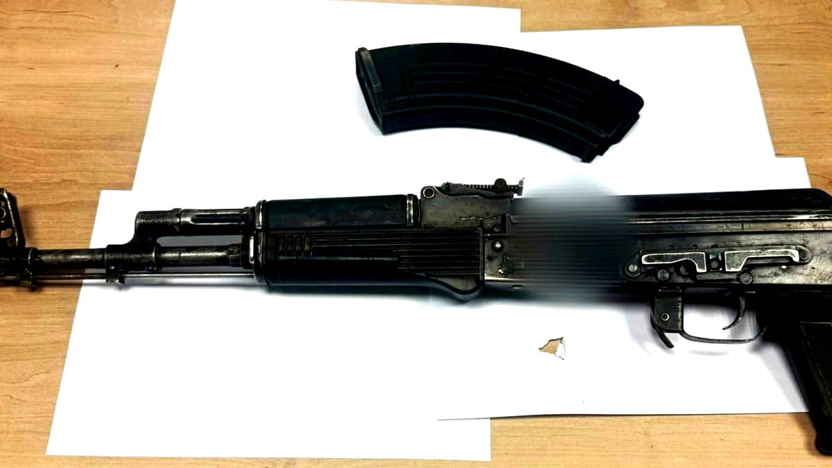 إحباط جريمة قتل: اعتقال مشتبه به من الرملة وضبط أسلحة وذخيرة