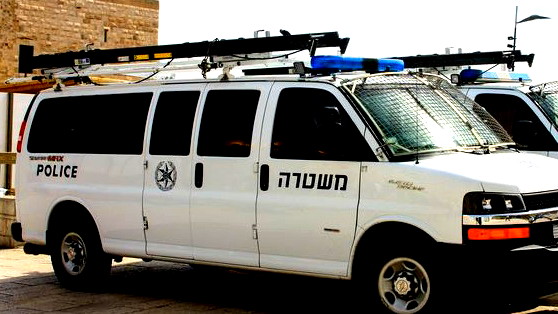 توثيق: ضبط ذهب وأجهزة اتصال واكتشاف نفق تحت منزل في أم الفحم