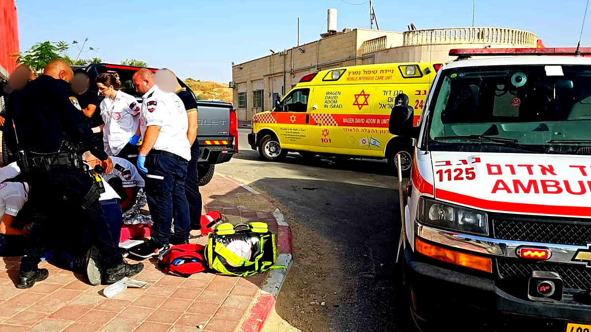 الجريمة لا تتوقف | شقيب السلام: إصابة خطيرة لفتى (17 عامًا) بعد تعرضه لإطلاق نار