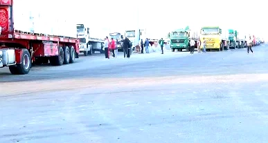 دخول محدود للمساعدات إلى قطاع غزة وسط قيود على إدخال الخيام 