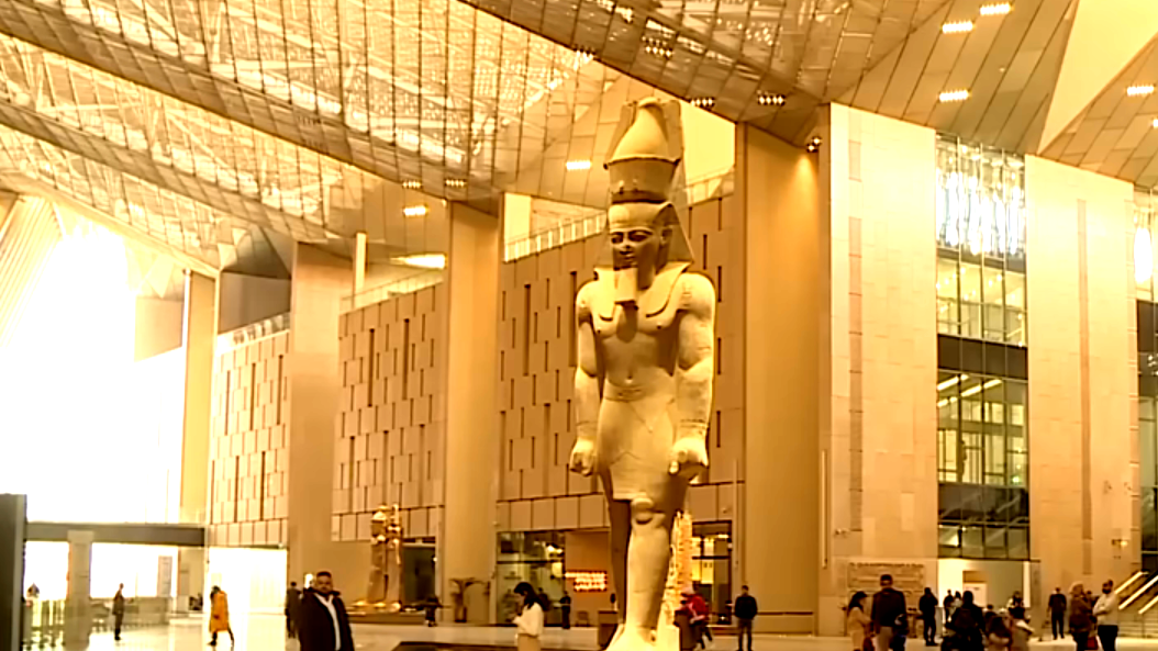 إطلاق مجموعة تذكارية من العملات والطوابع البريدية بمناسبة افتتاح المتحف المصري الكبير