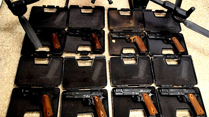 محاولة تهريب 8 مسدسات عبر الحدود مع مصر بواسطة طائرة مسيرة