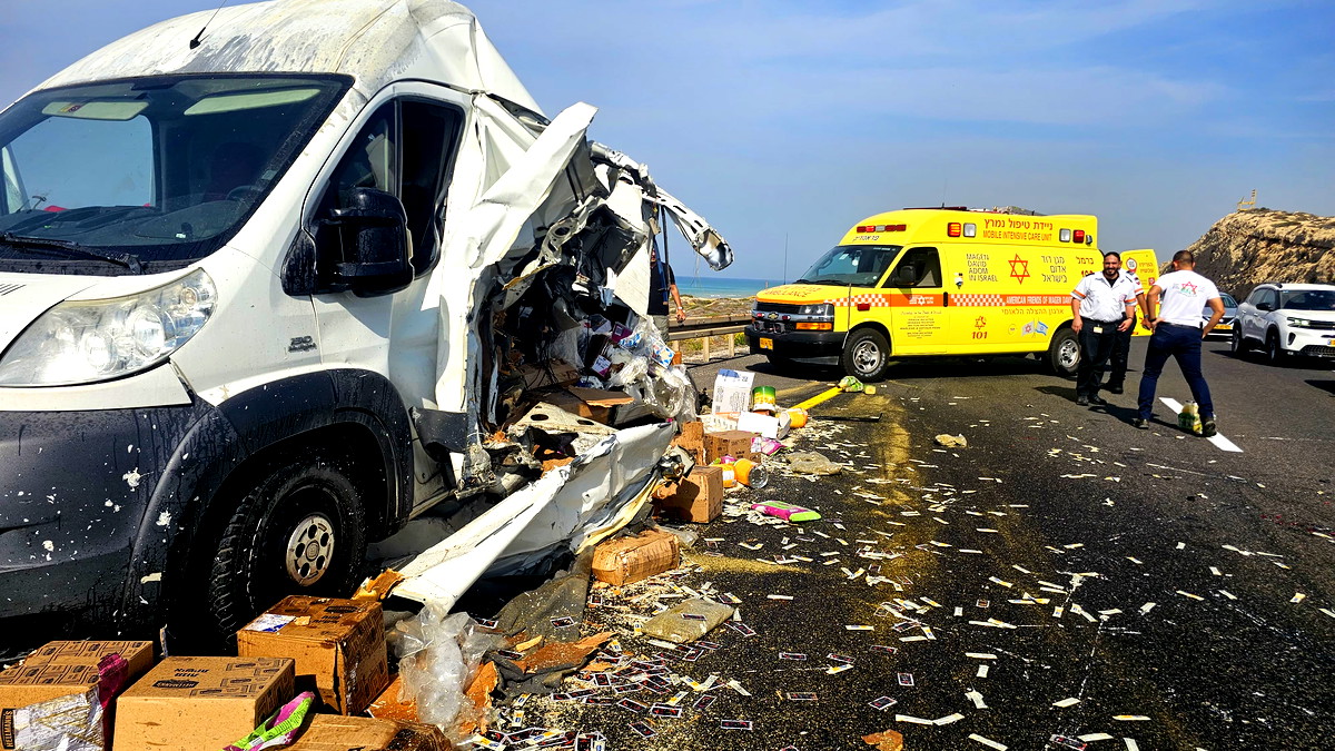 إصابتان إحداها متوسّطة لشاب (22 عامًا) إثر حادث طرق وقع على شارع 2 في منطقة الكرمل