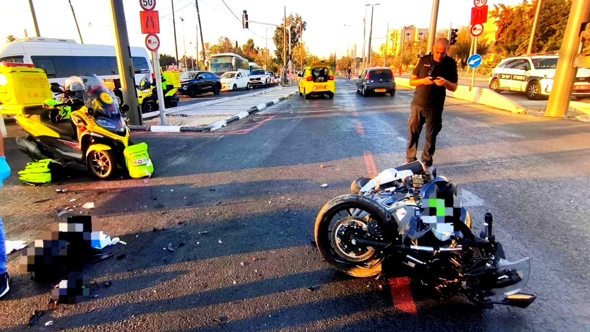 كونوا حذرين!| إصابة شابَيْن أحدهما (20 عامًا) بحالة خطيرة من جرّاء حادث طرق وقع بين حافلة ودراجة نارية في القدس
