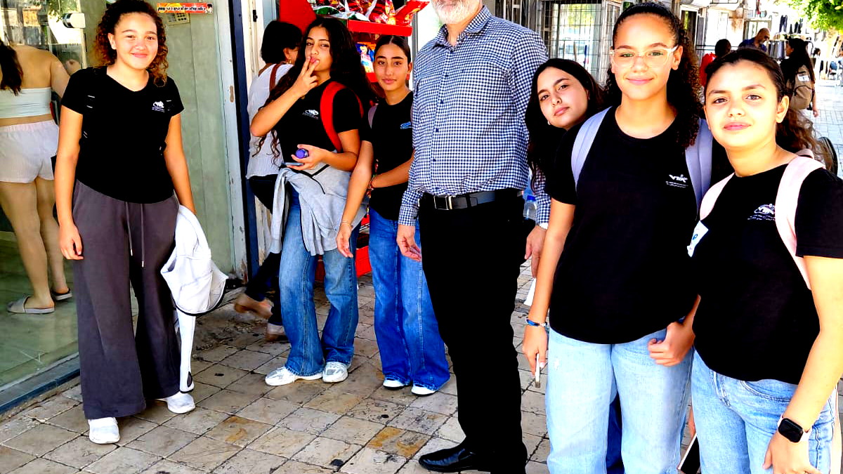 حملة أطرق الباب في مدرسة اورط حلمي الشافعي عكا  عطاء يعكس إنسانية العطاء